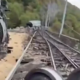Huda železniška nesreča na Hrvaškem: 11 vagonov zgrmelo v prepad, strojevodja vlaka ni mogel ustaviti (VIDEO)