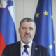 Poglejte, kako je, ko minister Kajzer pride v Šenčur: odmevala je harmonika, ob njem pa množica mladih (VIDEO)