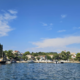 Rajska plaža med ruševinami nekdanjega taborišča