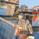 Grozljiv trenutek in srhljivi kriki: po silovitem prepiru z ženo z mostu vrgel lastnega otroka (VIDEO)