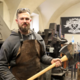 To je Dan, kovač samouk, ki je fen za lase zamenjal za nakovalo (FOTO)