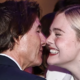 Tom Cruise in Elle Fanning ujeta med poljubom