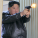 Kim Jong Un preizkusil novo pištolo, streljala tudi njegova naslednica (13)