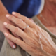 Nenavaden znak demence! Opozorilni simptom se lahko pokaže tudi na rokah