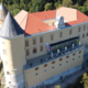 Mogočen grad nad dolino Sotle, ki ga je vredno obiskati (FOTO)