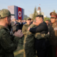 Takšni prizori niso pogosto videni: Kim Jong-un joka, vojaki jokajo, objemajo se ... (FOTO)