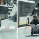 »Kdo je ta diva?« Stara mama v električnem vozičku ustavila promet (VIDEO)