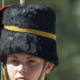 Mlada vojakinja padla s konja in umrla. Na prireditvi je bil tudi kralj Karel III.