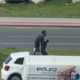 Incident v prestolnici! Moški skakal po avtomobilih sredi križišča, občani so ga obvladali (VIDEO)