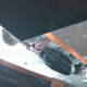 Fuj! Ljubljanski studio objavil posnetek moškega: »Plastenko, polno urina je izpraznil pred vrati salona« (VIDEO)