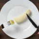 Šokirani smo! Banane naj bi jedli povsem narobe že desetletja