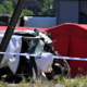 Vlak se je zaletel v kombi s šolarji, poročajo o smrtnih žrtvah (FOTO)