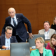 Janša zbral dovolj podpisov za mandatarja: na čelo vlade bi ga lahko imenovali že v petek