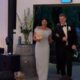 Družica je hotela očarati s plesom, a pri tem razkrila zadnjico (VIDEO)