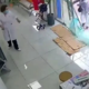 Bizaren incident! Steklena vrata povzročila kaos, nikomur ni jasno, kako je do tega sploh lahko prišlo (VIDEO)