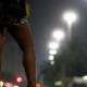 Kolumbijska moška prostitutka prišla nudit seksualno uslugo 43-letniku, nato pa ga je porezal z nožem