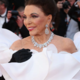 Joan Collins na rdeči preprogi: tako je pri 92 letih zasenčila vse