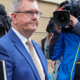Politik, ki ga je odlikovala kraljica Elizabeta II., je spolni plenilec