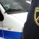 Iz prometa izločili močno opitega voznika, ki je nevarno prehiteval
