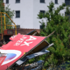 Drama v Zagrebu: vlak iztiril in trčil v jumbo plakat (FOTO)