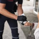 Peška se je zgrudila na prehodu za pešce, na pomoč so ji takoj priskočili redarji (FOTO)