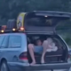 Kaj takega pa še ne! Poglejte, kaj so počeli med vožnjo po avtocesti (VIDEO)