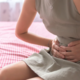 Na plačano bolniško zaradi menstruacije? Na Balkanu so novost že uvedli, razprava vroča tudi pri nas