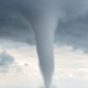 Prizor ob katerem zaledeni kri v žilah! Nad jezerom se je popoldan oblikoval ogromni vodni tornado (VIDEO)