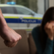 Groza na Obali: v Portorožu je pred otroki vpil nanjo, nad Izolo moški brutalno napadel bivšo