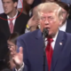 Trumpov govor zasenčil posnemovalec v ozadju, splet ponorel: »Glave jim bodo eksplodirale« (VIDEO)