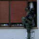 Drama v prestolnici: specialci obkolili hišo, v katero se je zaprl oborožen moški (FOTO)