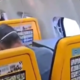 Drama na letu Ryanaira: med letom počilo okno, Srba bi posesalo iz letala če ga ne bi za noge držala žena (VIDEO)