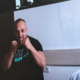 Oče osmih otrok Aleš izsiljeval samohranilko, na sodišču pa še zagrozil tožilcu