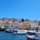 Mali Lošinj v trenutku pod vodo, turisti v paniki bežali (VIDEO)