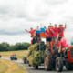 V roza majčkah gor na traktor (FOTO)