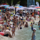 Posnetek z nabito polne hrvaške plaže razburil splet: »To ni dopust, to je utrujenost!« (VIDEO)