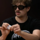 Ne boste verjeli, čigavo fotografijo slovenski pevec vedno nosi v denarnici (VIDEO)