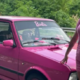 Pozabite na Ferrari in Porsche! Vsi se obračajo za tem rožnatim jugom (VIDEO)