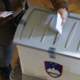 Državljani bomo o štirih referendumskih vprašanjih odločali le mesec pred lokalnimi volitvami: v ospredju tudi RTV-prispevek in socialna pomoč