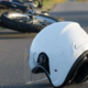 Pri Umagu Slovenec izsilil motorista, ta ga je napadel s čelado in razbil še avto