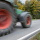 Oče s traktorjem povozil triletnega sina, deček umrl