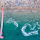 Vas jezijo gneče na plažah? Tukaj se na 1,8 kilometra stiska več deset tisoč kopalcev (VIDEO)