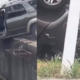 Mimoidoča želela pomagati vozniku v Toyoti, ki je visela čez rob, a povzročila še hujšo nesrečo (VIDEO)