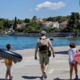 Požar na Braču omejen, evakuirali okrog 50 ljudi, večinoma turistov