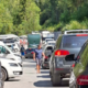 Kaotične razmere v Lepeni: promet urejajo turisti in celo poštar (FOTO)