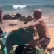 Znani politik se je na plaži zapletel v pretep, sledil brutalni nokavt (VIDEO)