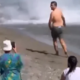 Kopalci prepričani, da jih napada morski pes, a iz vode je planilo tole (VIDEO)
