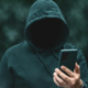 Bralec: »Vem, kje je moj ukradeni telefon, a policija ne stori ničesar«?! Preverili smo, kaj pravijo na Policiji