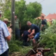 Oglejte si strašen trenutek v Svetem Urbanu: klopotec med postavljanjem padel na ljudi (VIDEO)