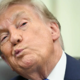Trump spet zadremal sredi sestanka, zdravnik: »To je znak, da del možganov propada« (VIDEO)